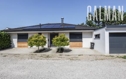 Exkluzívne - 4i zariadený rodinný dom- BUNGALOV, terasa a upravená záhrada, Veľký Biel, 500 m2