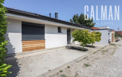Exkluzívne - 4i zariadený rodinný dom- BUNGALOV, terasa a upravená záhrada, Veľký Biel, 500 m2