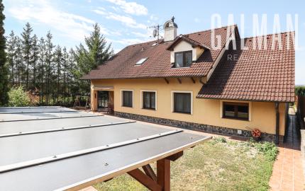 Priestranný 5i rodinný dom na konci slepej ulice + dielňa + vinná pivnica + fitness miestnosť + terasa, pozemok 745 m2
