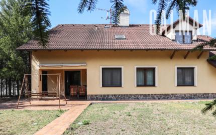 Priestranný 5i rodinný dom na konci slepej ulice + dielňa + vinná pivnica + fitness miestnosť + terasa, pozemok 745 m2