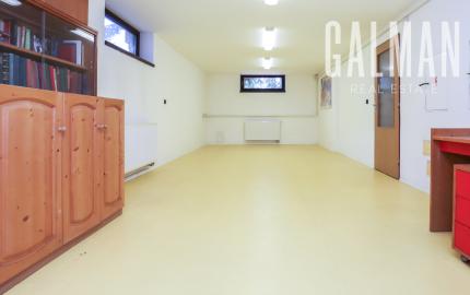 Priestranný 5i rodinný dom na konci slepej ulice + dielňa + vinná pivnica + fitness miestnosť + terasa, pozemok 745 m2