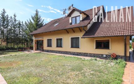 Priestranný 5i rodinný dom na konci slepej ulice + dielňa + vinná pivnica + fitness miestnosť + terasa, pozemok 745 m2