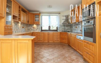 Priestranný 5i rodinný dom na konci slepej ulice + dielňa + vinná pivnica + fitness miestnosť + terasa, pozemok 745 m2