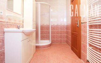 Priestranný 5i rodinný dom na konci slepej ulice + dielňa + vinná pivnica + fitness miestnosť + terasa, pozemok 745 m2