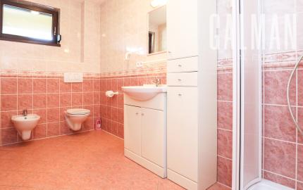 Priestranný 5i rodinný dom na konci slepej ulice + dielňa + vinná pivnica + fitness miestnosť + terasa, pozemok 745 m2