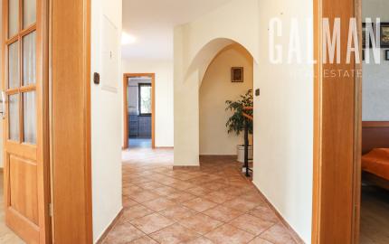 Priestranný 5i rodinný dom na konci slepej ulice + dielňa + vinná pivnica + fitness miestnosť + terasa, pozemok 745 m2