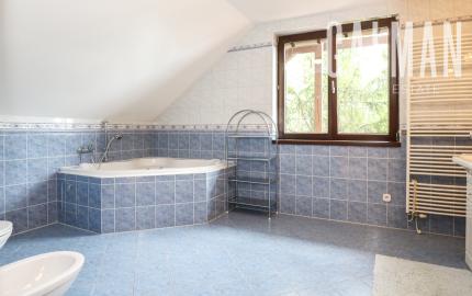 Priestranný 5i rodinný dom na konci slepej ulice + dielňa + vinná pivnica + fitness miestnosť + terasa, pozemok 745 m2