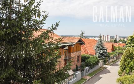 Priestranný 5i rodinný dom na konci slepej ulice + dielňa + vinná pivnica + fitness miestnosť + terasa, pozemok 745 m2