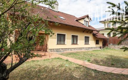 Priestranný 5i rodinný dom na konci slepej ulice + dielňa + vinná pivnica + fitness miestnosť + terasa, pozemok 745 m2
