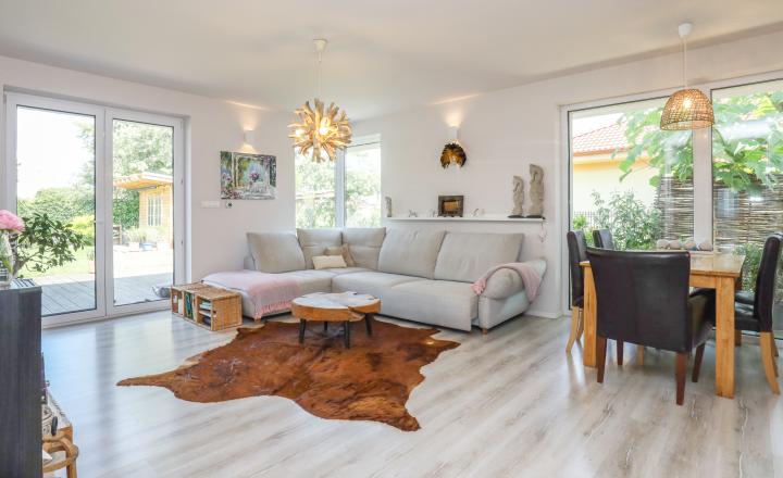 Exkluzívne - 4i zariadený rodinný dom- BUNGALOV, terasa a upravená záhrada, Veľký Biel, 500 m2 - fotografia 5