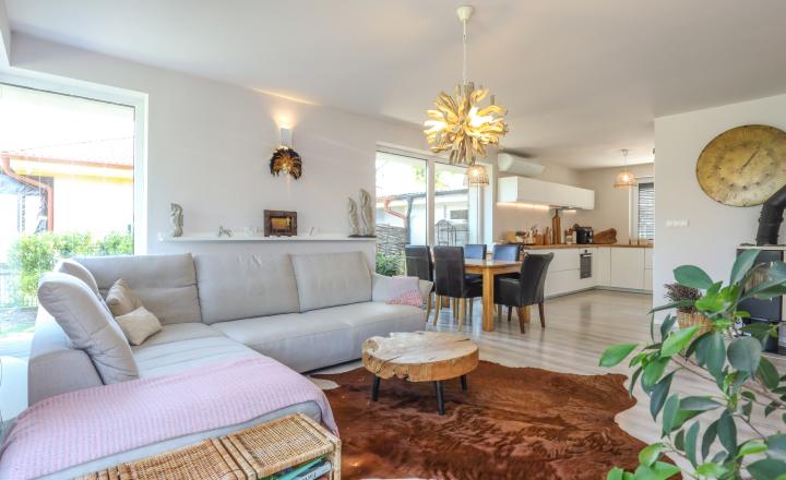 Exkluzívne - 4i zariadený rodinný dom- BUNGALOV, terasa a upravená záhrada, Veľký Biel, 500 m2 - fotografia 4