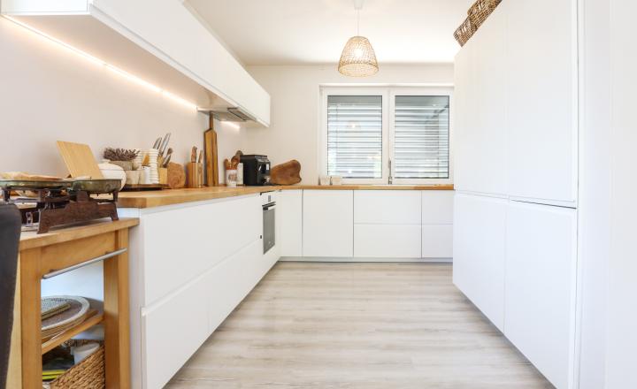 Exkluzívne - 4i zariadený rodinný dom- BUNGALOV, terasa a upravená záhrada, Veľký Biel, 500 m2 - fotografia 6