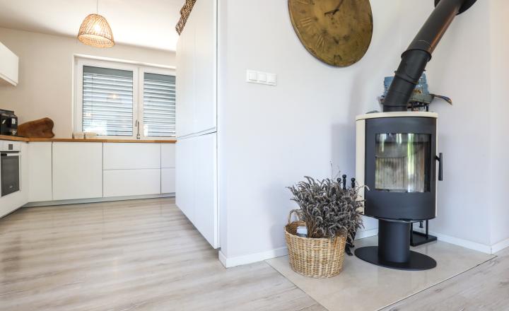 Exkluzívne - 4i zariadený rodinný dom- BUNGALOV, terasa a upravená záhrada, Veľký Biel, 500 m2 - fotografia 7