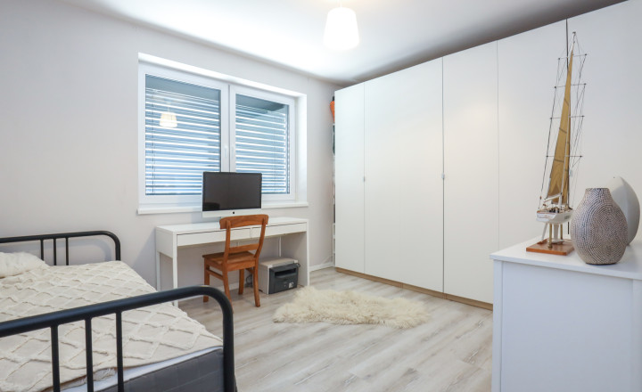 Exkluzívne - 4i zariadený rodinný dom- BUNGALOV, terasa a upravená záhrada, Veľký Biel, 500 m2 - fotografia 9