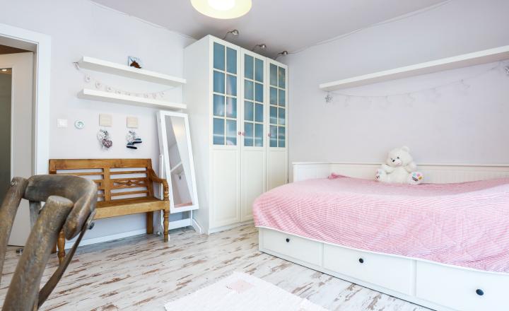 Exkluzívne - 4i zariadený rodinný dom- BUNGALOV, terasa a upravená záhrada, Veľký Biel, 500 m2 - fotografia 12