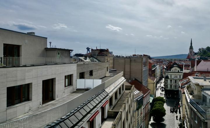 Penthouse s dvoma terasami na pešej zóne Starého Mesta - fotografia 25