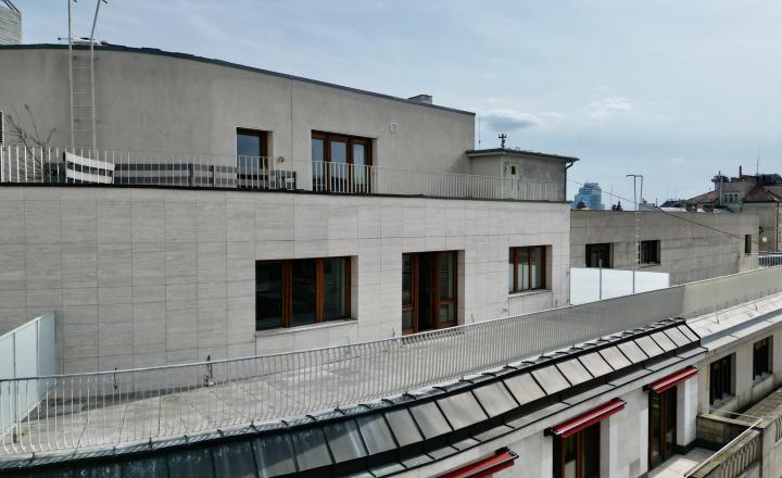 Penthouse s dvoma terasami na pešej zóne Starého Mesta - fotografia 27
