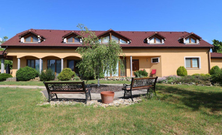 Exkluzívne - veľké 9i rodinné sídlo s rozľahlým pozemkom v obci Santovka, pozemok 2421 m2 - fotografia 3