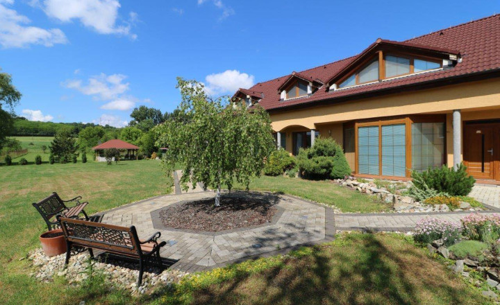 Exkluzívne - veľké 9i rodinné sídlo s rozľahlým pozemkom v obci Santovka, pozemok 2421 m2 - fotografia 4