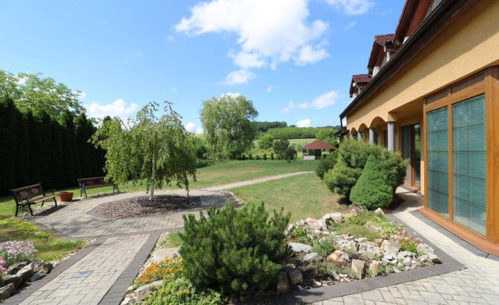 Exkluzívne - veľké 9i rodinné sídlo s rozľahlým pozemkom v obci Santovka, pozemok 2421 m2 - fotografia 12