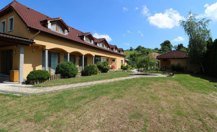 Exkluzívne - veľké 9i rodinné sídlo s rozľahlým pozemkom v obci Santovka, pozemok 2421 m2 - fotografia 19