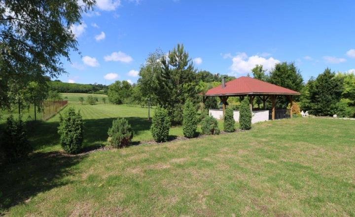 Exkluzívne - veľké 9i rodinné sídlo s rozľahlým pozemkom v obci Santovka, pozemok 2421 m2 - fotografia 18