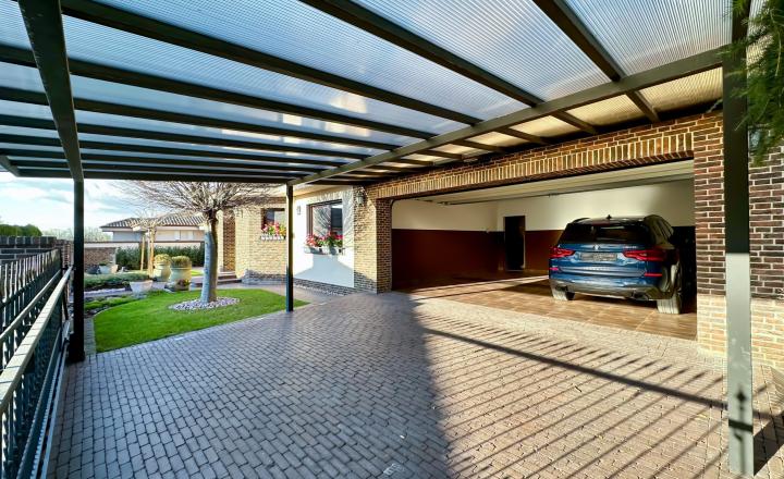 Rodinná vila pri privátnom jazere s vlastným vstupom a plážou - fotografia 41