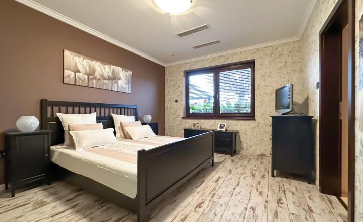 Rodinná vila pri privátnom jazere s vlastným vstupom a plážou - fotografia 13