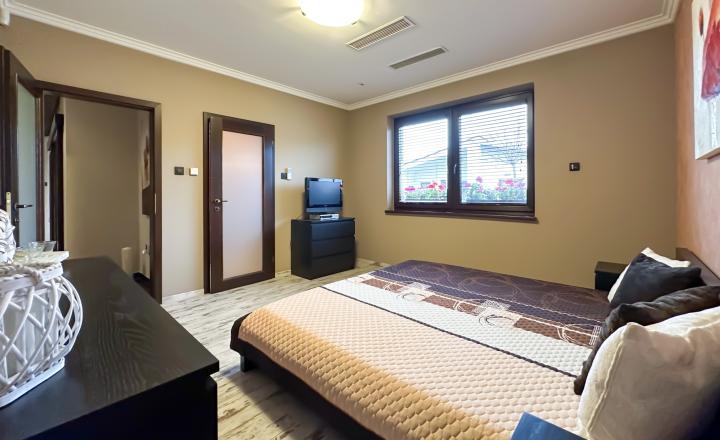 Rodinná vila pri privátnom jazere s vlastným vstupom a plážou - fotografia 21