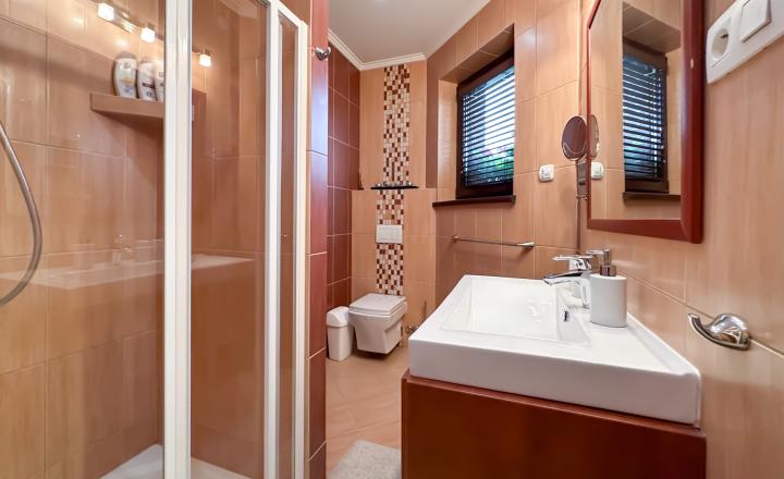 Rodinná vila pri privátnom jazere s vlastným vstupom a plážou - fotografia 22