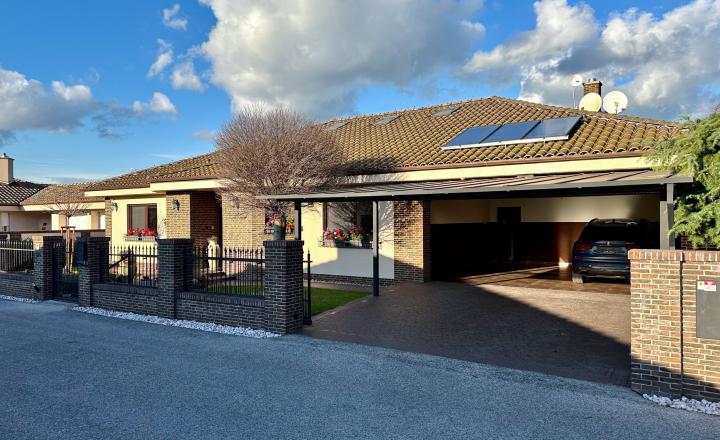 Rodinná vila pri privátnom jazere s vlastným vstupom a plážou - fotografia 40