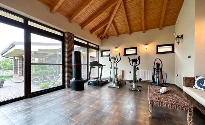 Rodinná vila pri privátnom jazere s vlastným vstupom a plážou - fotografia 32