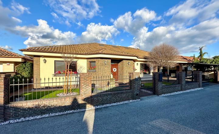 Rodinná vila pri privátnom jazere s vlastným vstupom a plážou - fotografia 39