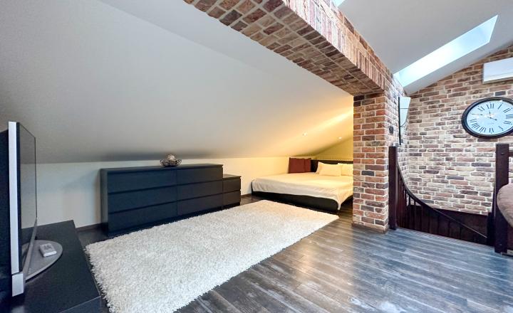 Rodinná vila pri privátnom jazere s vlastným vstupom a plážou - fotografia 27