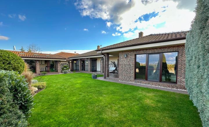 Rodinná vila pri privátnom jazere s vlastným vstupom a plážou - fotografia 35