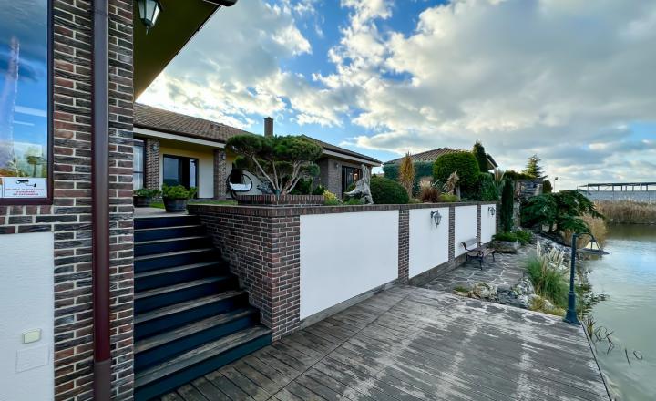 Rodinná vila pri privátnom jazere s vlastným vstupom a plážou - fotografia 37