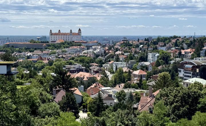 Moderná unikátna VILA s jedinečnými výhľadmi pod Slavínom pri Horskom parku - fotografia 1