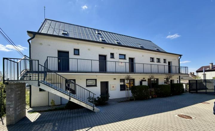 Charizmatický 3 izbový byt v komornom bytovom dome s výhľadom na Slavín - fotografia 1