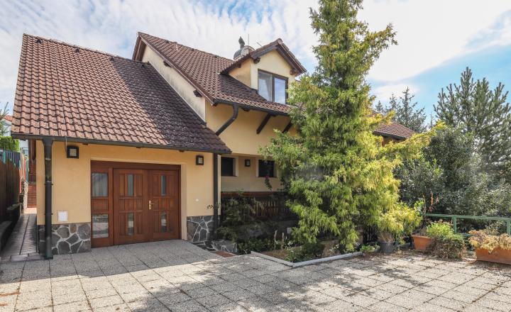 Priestranný 5i rodinný dom na konci slepej ulice + dielňa + vinná pivnica + fitness miestnosť + terasa, pozemok 745 m2 - fotografia 1