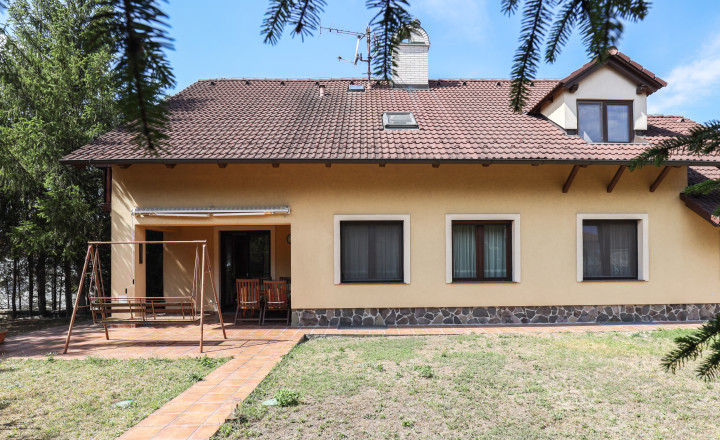 Priestranný 5i rodinný dom na konci slepej ulice + dielňa + vinná pivnica + fitness miestnosť + terasa, pozemok 745 m2 - fotografia 3