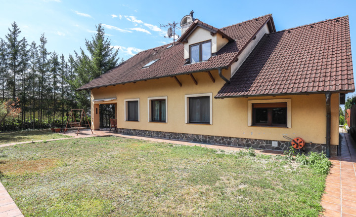 Priestranný 5i rodinný dom na konci slepej ulice + dielňa + vinná pivnica + fitness miestnosť + terasa, pozemok 745 m2 - fotografia 2