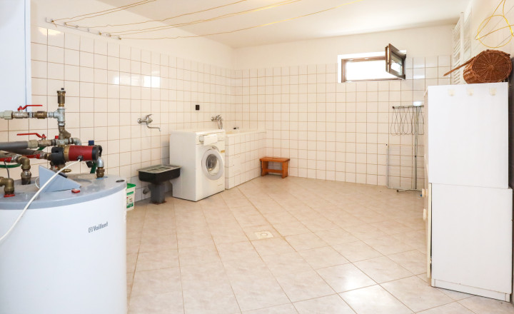 Priestranný 5i rodinný dom na konci slepej ulice + dielňa + vinná pivnica + fitness miestnosť + terasa, pozemok 745 m2 - fotografia 30