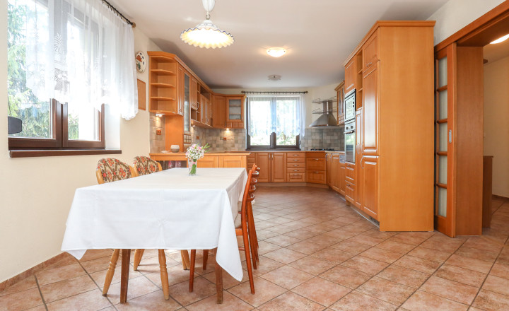 Priestranný 5i rodinný dom na konci slepej ulice + dielňa + vinná pivnica + fitness miestnosť + terasa, pozemok 745 m2 - fotografia 11