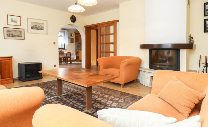 Priestranný 5i rodinný dom na konci slepej ulice + dielňa + vinná pivnica + fitness miestnosť + terasa, pozemok 745 m2 - fotografia 4