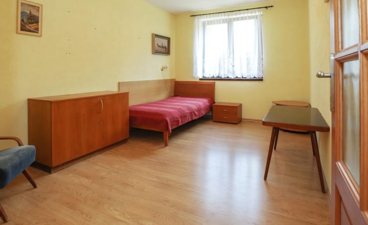 Priestranný 5i rodinný dom na konci slepej ulice + dielňa + vinná pivnica + fitness miestnosť + terasa, pozemok 745 m2 - fotografia 12