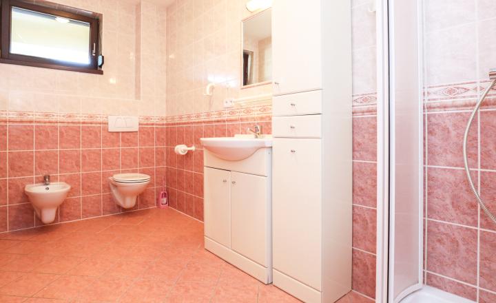 Priestranný 5i rodinný dom na konci slepej ulice + dielňa + vinná pivnica + fitness miestnosť + terasa, pozemok 745 m2 - fotografia 14