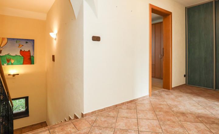Priestranný 5i rodinný dom na konci slepej ulice + dielňa + vinná pivnica + fitness miestnosť + terasa, pozemok 745 m2 - fotografia 16