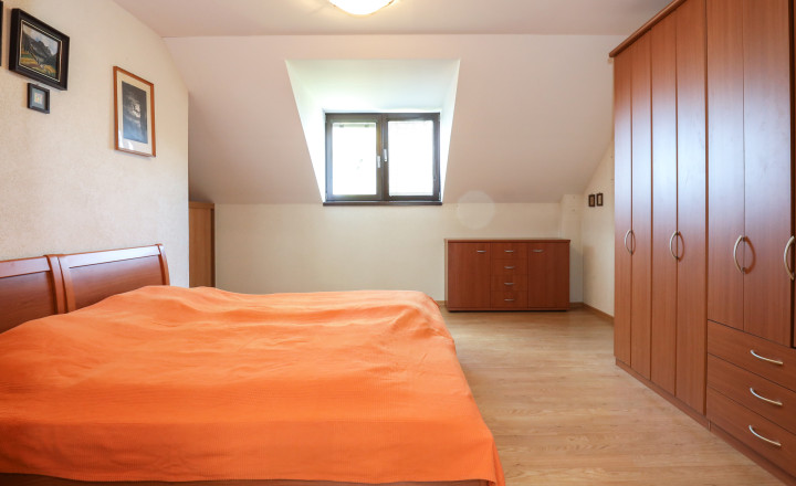 Priestranný 5i rodinný dom na konci slepej ulice + dielňa + vinná pivnica + fitness miestnosť + terasa, pozemok 745 m2 - fotografia 18