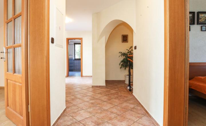 Priestranný 5i rodinný dom na konci slepej ulice + dielňa + vinná pivnica + fitness miestnosť + terasa, pozemok 745 m2 - fotografia 19