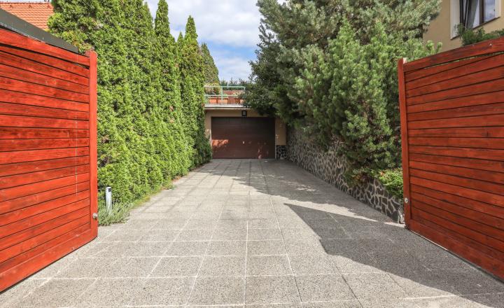 Priestranný 5i rodinný dom na konci slepej ulice + dielňa + vinná pivnica + fitness miestnosť + terasa, pozemok 745 m2 - fotografia 34